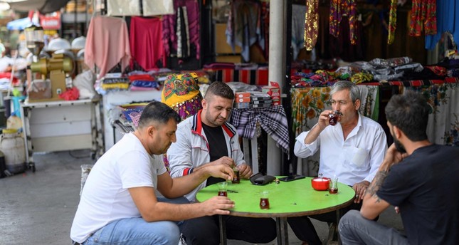 أشخاص يجلسون في السوق في السوق بالقرب من باليكليغول، في شانلي أورفا، جنوب شرق تركيا، 18 أكتوبر 2023. وكالة فرانس برس