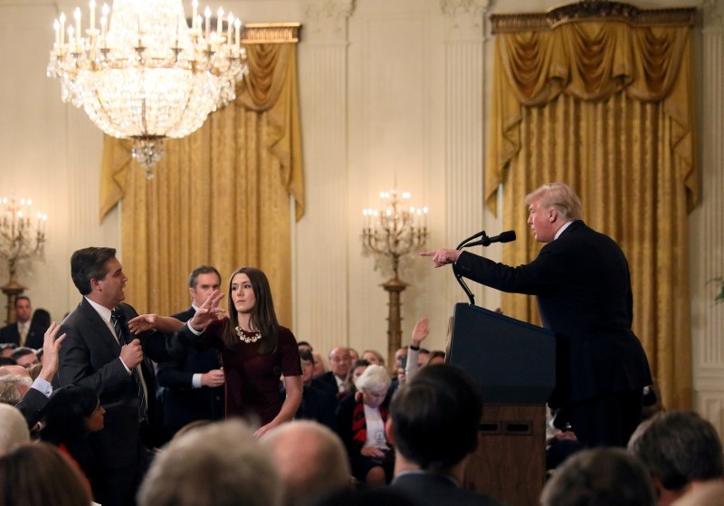 A White House staff member reaches for the microphone held by CNN's Jim Acosta as he questions U.S. President Donald Trump during a news conference following midterm congressional elections at the White House, Nov. 7, 2018 (Reuters Photo)