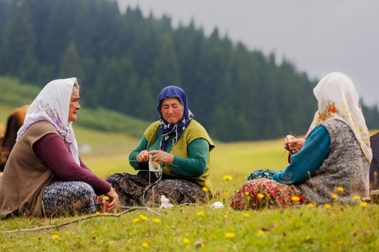 نساء كرويات بلباس تقليدي في منطقة البحر الأسود
