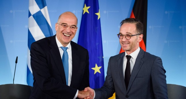 وزير الخارجية اليوناني نيكوس دندياس يسار مستقبلا نظيره الألماني يمين الفرنسية