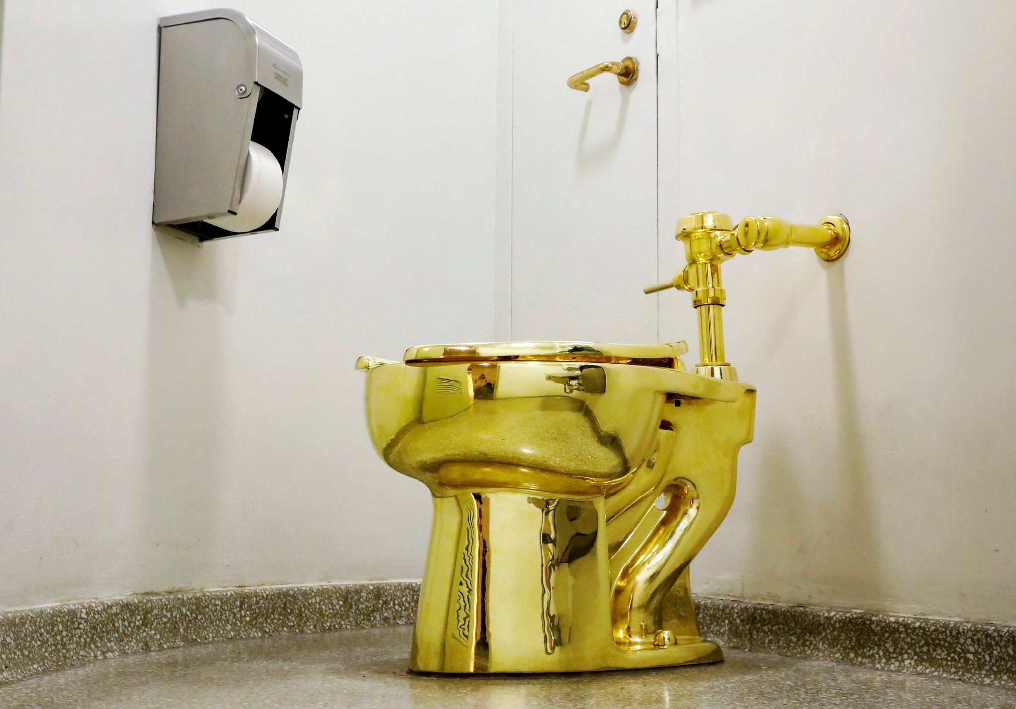 Maurizio Cattelanu2019s u201cAmerica,u201d a fully functional solid gold toilet is seen at The Guggenheim Museum in New York City, U.S., August 30, 2017. (REUTERS Photo)