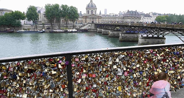 بيع أقفال الحب في باريس يشعل نار المنافسة