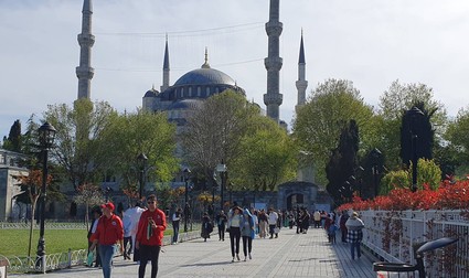 A remarkable turnout for the tourist areas and gardens in the spring of Istanbul