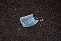 A discarded facemask sits on a street in Wuhan on January 26, 2020, a city at the epicenter of a viral outbreak that has killed at least 80 people and infected more than 2,700. (AFP Photo)