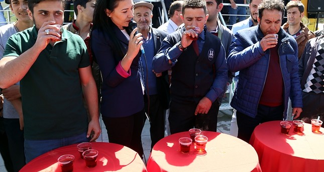 مسابقة شرب الشاي في مدينة أرضروم التركية