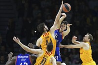 Barcelona's Ante Tomic (C-L) in action against Anadolu Efes' Thomas Heurtel (C-R) during the Euroleague basketball match, last year.