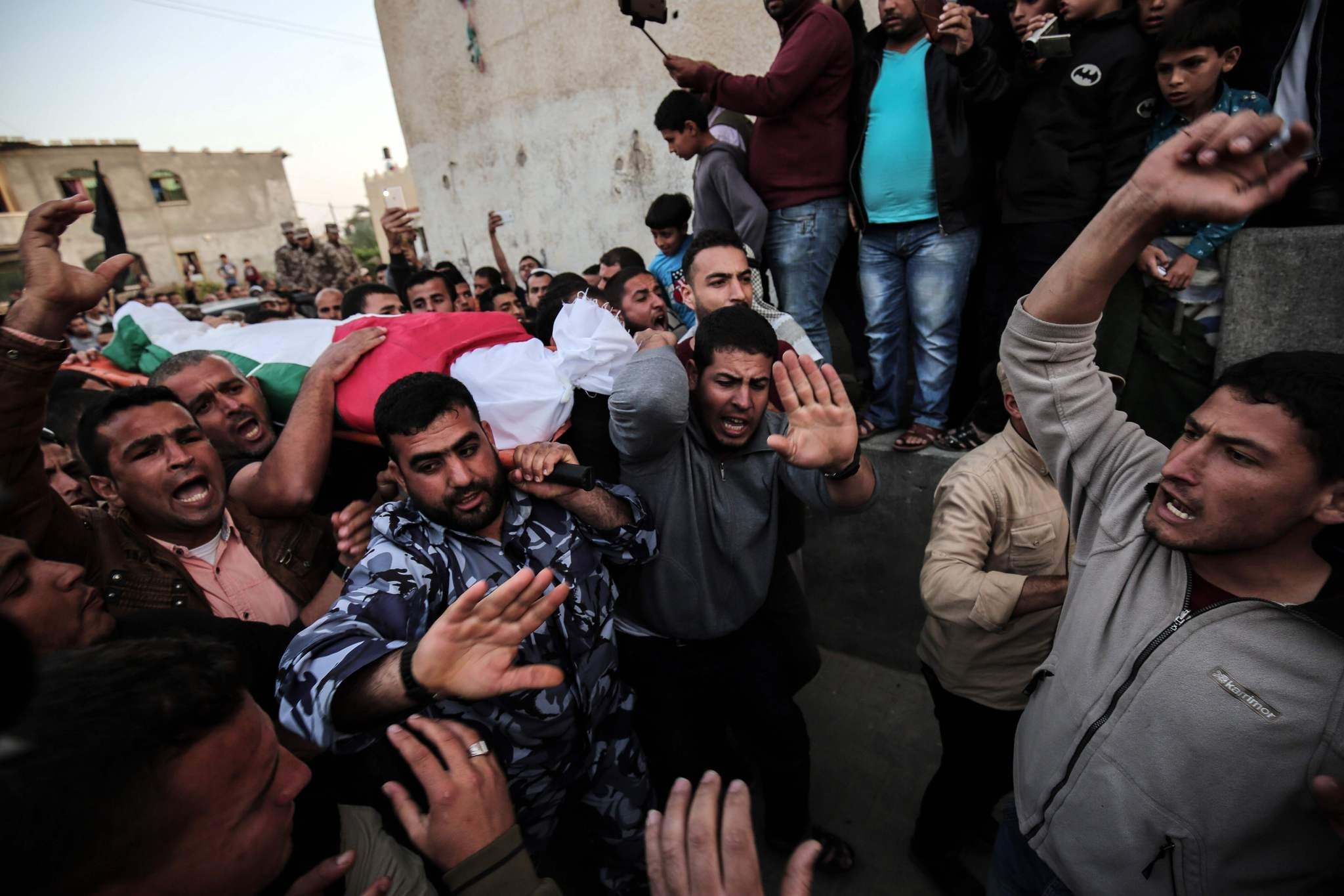 Palestinian mourners carry the body of Osama Qudeih, who was killed by Israeli forces on the Israeli-Gaza border, during his funeral in Khan Yunis, in the southern Gaza Strip, on April 6, 2018. (AFP PHOTO)