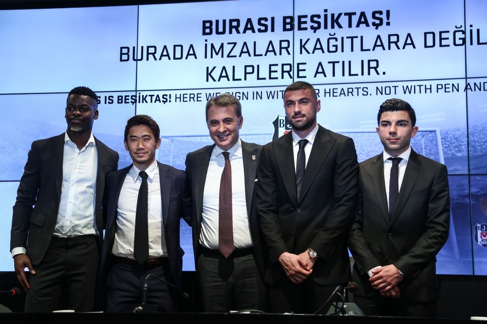 Fikret Orman (center) poses with Nicolas Isimat-Mirin (left), Shinji Kagawa (second left), Muhayer Oktay (right) and Burak Yu0131lmaz (second right) at a ceremony in Istanbul, Feb. 5, 2019.