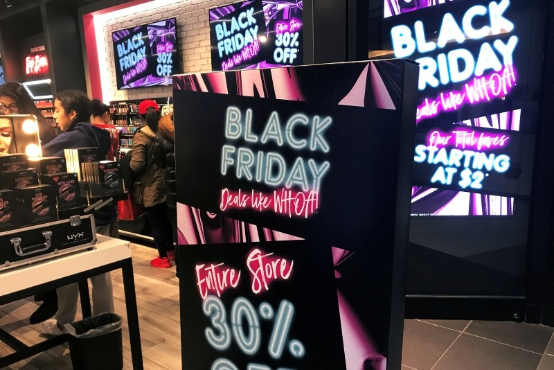 A Black Friday sale sign is displayed outside a makeup store at Roosevelt Field shopping mall in Garden City, New York, U.S., Nov. 24, 2017. (Reuters Photo)
