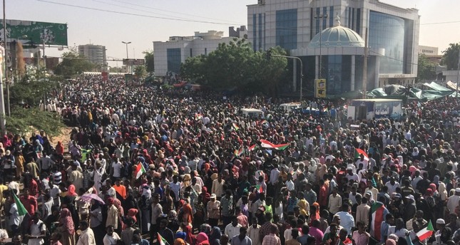 الجيش السوداني يحاول فض اعتصام المتظاهرين أمام القيادة العامة بالخرطوم