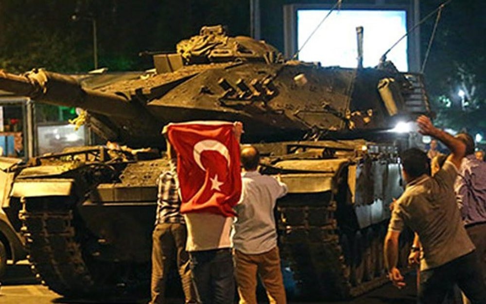 Civilians confront a tank commanded by putschists in the u00c7engelku00f6y district in u00dcsku00fcdar, Istanbul on July 15, 2016. 
