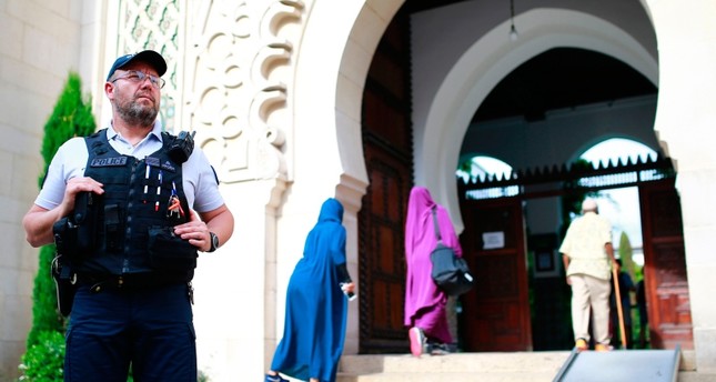 شرطي أمام باب المسجد الكبير في باريس من الأرشيف