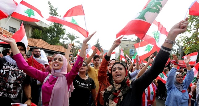 صورة أرشيفية لبدايات الاحتجاجات ضد الحكومة اللبنانية عام 2019 رويترز