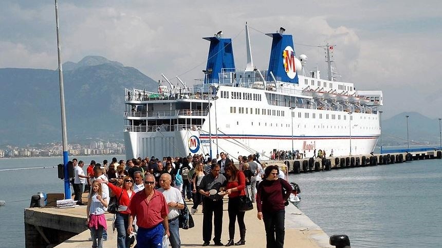 Israeli tourists arrive in Turkey as their ship docks at a southern Mediterranean port. (AA File Photo)