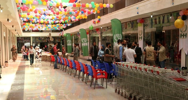 هيئة الإغاثة التركية تفتتح متجرا مجانيا في مدينة إدلب السورية. الأناضول