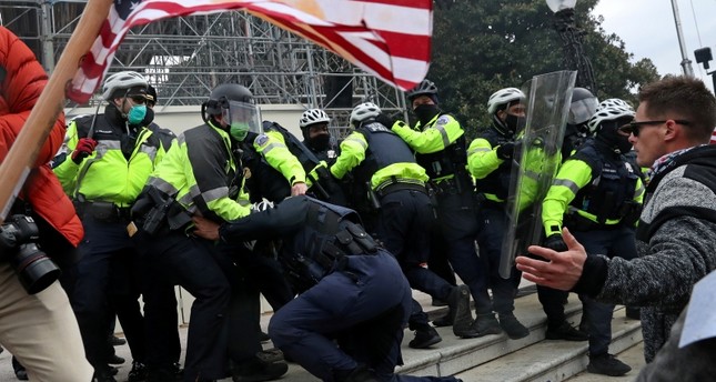 من أحداث الشغب أمام مبنى الكابيتول في واشنطن يوم 6 الشهر الجاري رويترز