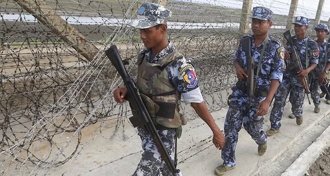 رجال حرس الحدود البورمي على الحدود مع بنغلاديش