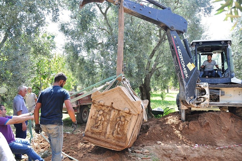 This file photo from September 2016 shows archaeological teams carrying out work after the discovery of a tomb in Bursa province (DHA Photo)