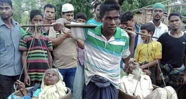 MASSACRE DES ROHINGYAS : ce qu'il faut savoir Young-rohingya-man-carries-old-parents-in-baskets-to-escape-myanmar-violence-1505311723789