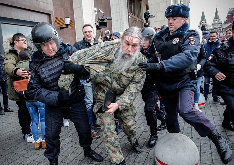 Russian Police Detain Over 400 At Anti Putin Protests Monitors Daily 