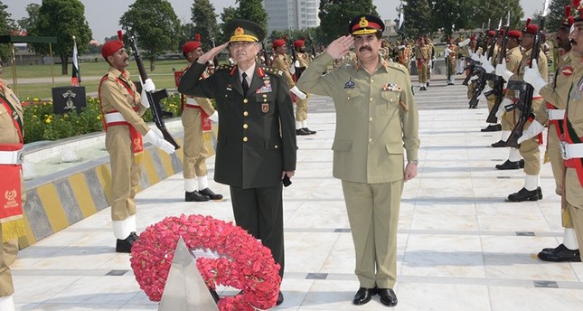 قائد القوات البرية التركية يلتقي رئيس أركان الجيش الباكستاني