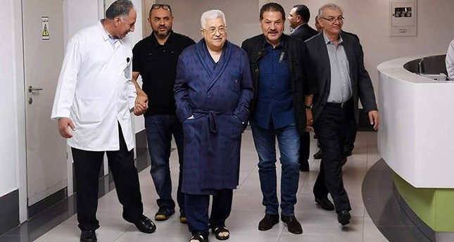 الرئيس الفلسطيني محمود عباس في المستشفى الاستشاري برام الله رويترز