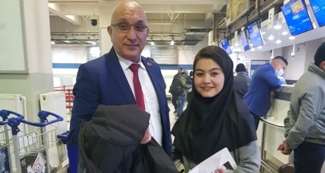 السفارة التركية بكابول تهدي طالبة أفغانية متفوقة منحة لدراسة الطب