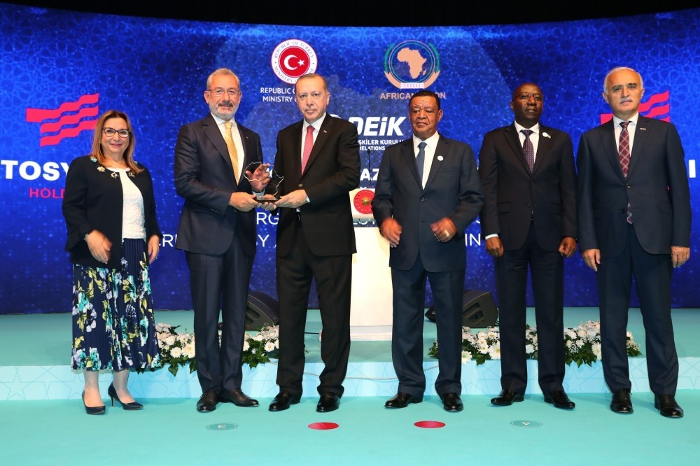 President Recep Tayyip Erdou011fan presents a plaque to Tosyalu0131 Holding Chairman Fuat Tosyalu0131 for the company's contribution to the Turkish-African economic partnership, at the Turkey-Africa Economic and Business Forum in Istanbul, Oct. 10.