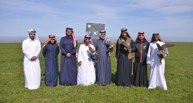 مشاركون في حملة صقاقير قطر السادسة لإطلاق الصقور في الطبيعة لعام 2023 الأناضول