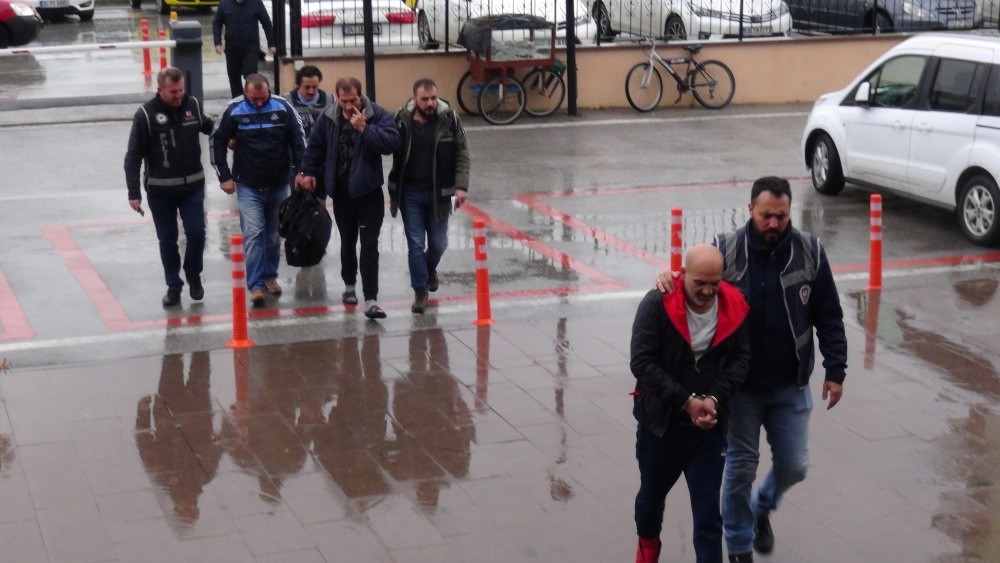 Three Bulgarian nationals are taken to a court in Edirne for helping FETu00d6 members escape. 
