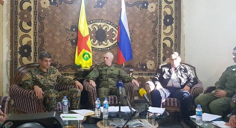 Russian General Alexander Kim (C) holds a joint conference with YPG Spokesperson Noureddine Mahmoud (L). (DHA Photo)