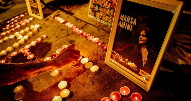 أ ف ب شموع على شكل اسم مهسا خلال مظاهرة لإحياء ذكرى 40 يوماً على وفاة الإيرانية مهسا أميني أثناء احتجازها لدى الشرطة في إيران