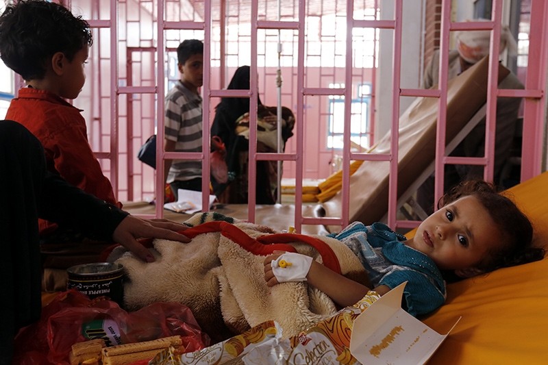  Cholera-infected Yemeni children receive treatment at a hospital amid a cholera outbreak in Sanau2019a, Yemen, 11 September 2017 (EPA Photo)