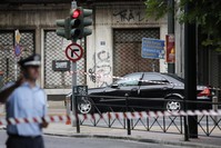A police officer secures the area around the car of former Greek prime minister and former central bank chief Lucas Papademos following the detonation of an envelope injuring him and his driver, in Athens, May 25, 2017. (REUTERS Photo)