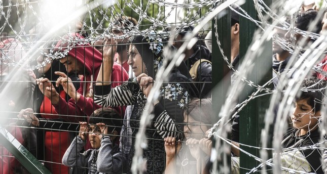 أرشيفية.. مجموعة من اللاجئين ينتظرون السماح لهم بالدخول على الحدود بين صربيا والمجر وكالة الأنباء الفرنسية