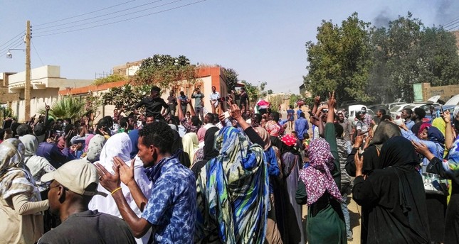 تجدد الاحتجاجات بالخرطوم وعدة مدن سودانية للمطالبة بتنحي البشير