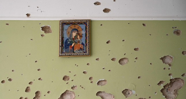 أيقونة القديسة مريم على جدار متضرر بمدرسة بعد هجوم صاروخي على مدينة لفيف غربي أوكرانيا في 29 ديسمبر/كانون الأول 2023 الفرنسية