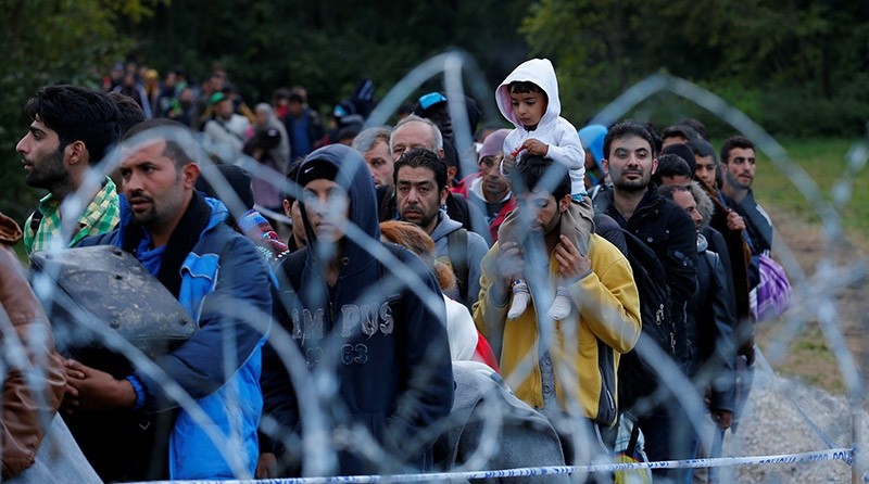 Migrants make their way after crossing the border at Zakany, Hungary October 16, 2015. (Reuters Photo)