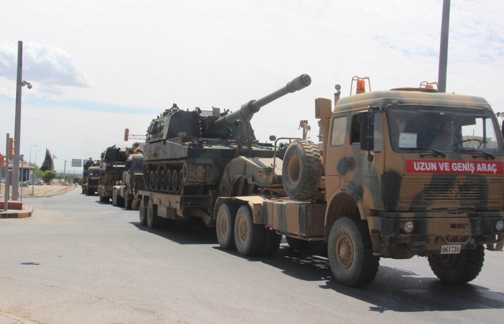 Turkish howitzers on the way of southern Kilis province, near Syria's northern Afrin region. 