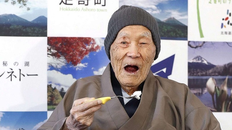 Japanese Masazo Nonaka eats his favorite cake as he receives a Guinness World Records certificate naming him the world's oldest man during a ceremony in Ashoro, on Japan's northern island of Hokkaido, April 10, 2018. (Reuters Photo)