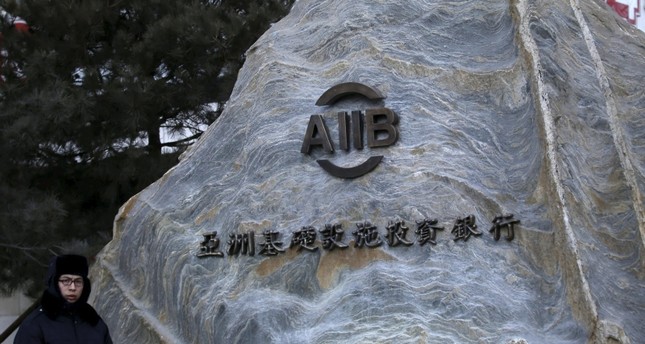 نصب حجري كتب عليه شعار البنك الآسيوي للاسثمار في التنمية أمام مقره ببكين