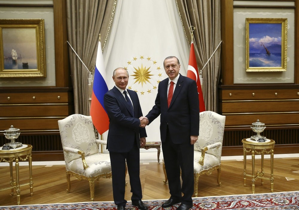 Russian President Vladimir Putin (L) and President Recep Tayyip Erdou011fan pose before meeting to discuss the Syrian conflict and bilateral relations, Presidential Complex, Ankara, Sept. 28, 2017.
