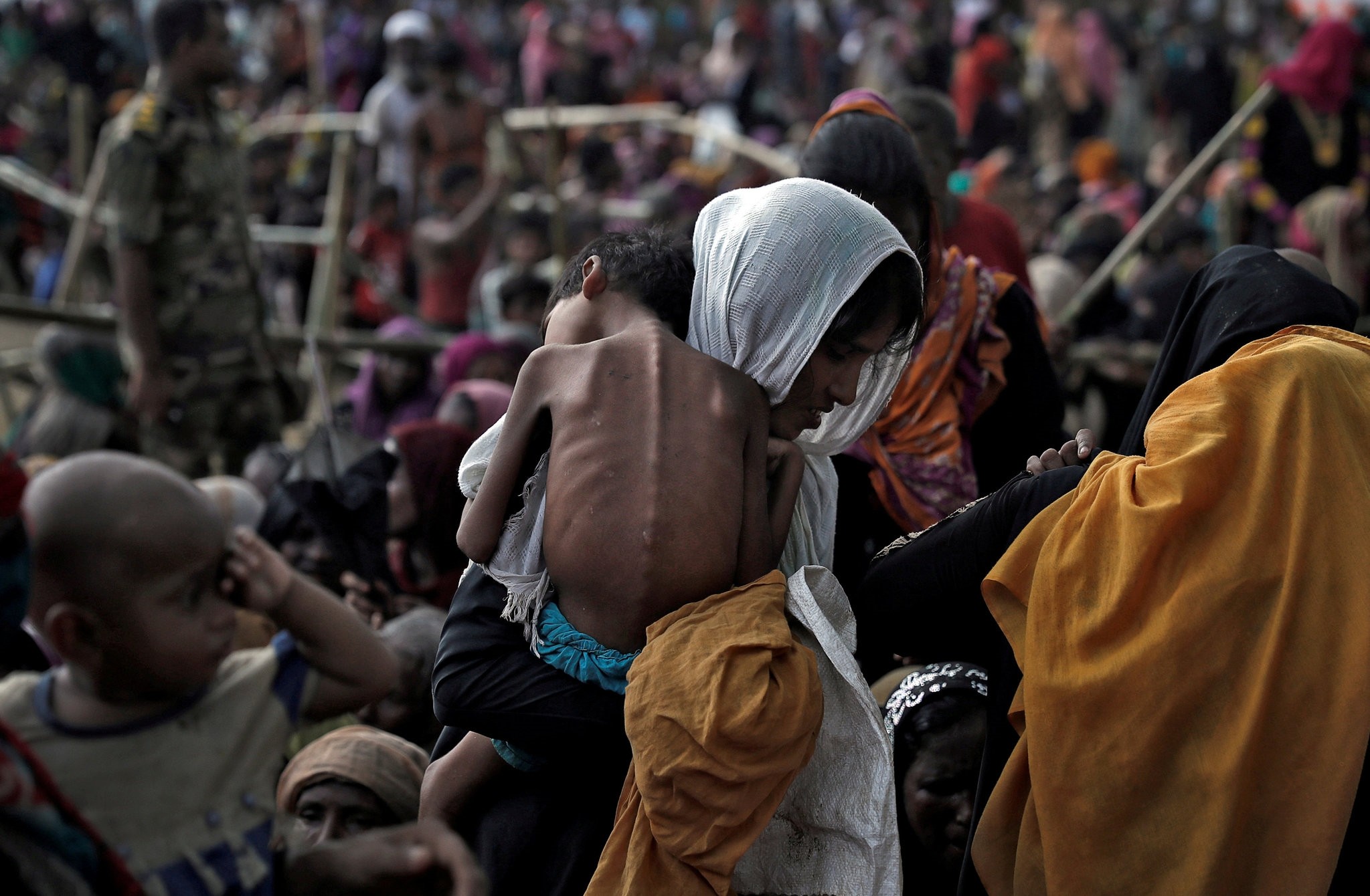 A woman carries her ill child in a refugee camp at Cox's Bazar, Bangladesh, September 26, 2017. (Reuters Photo)
