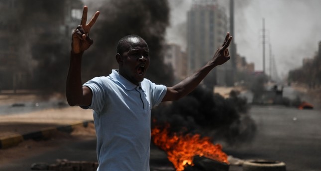 2018年6月3日付けのこのファイル写真は、首都ハルツームでタイヤが燃えているバリケード付近の抗議者を示しています。 （AA写真）