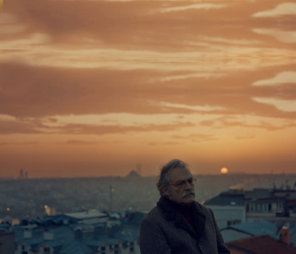 Haluk Bilginer, playing Agah, with his perfect diction, signifies a particular type of Beyou011flu/Niu015fantau015fu0131 gentleman that is hard to come by these days. 