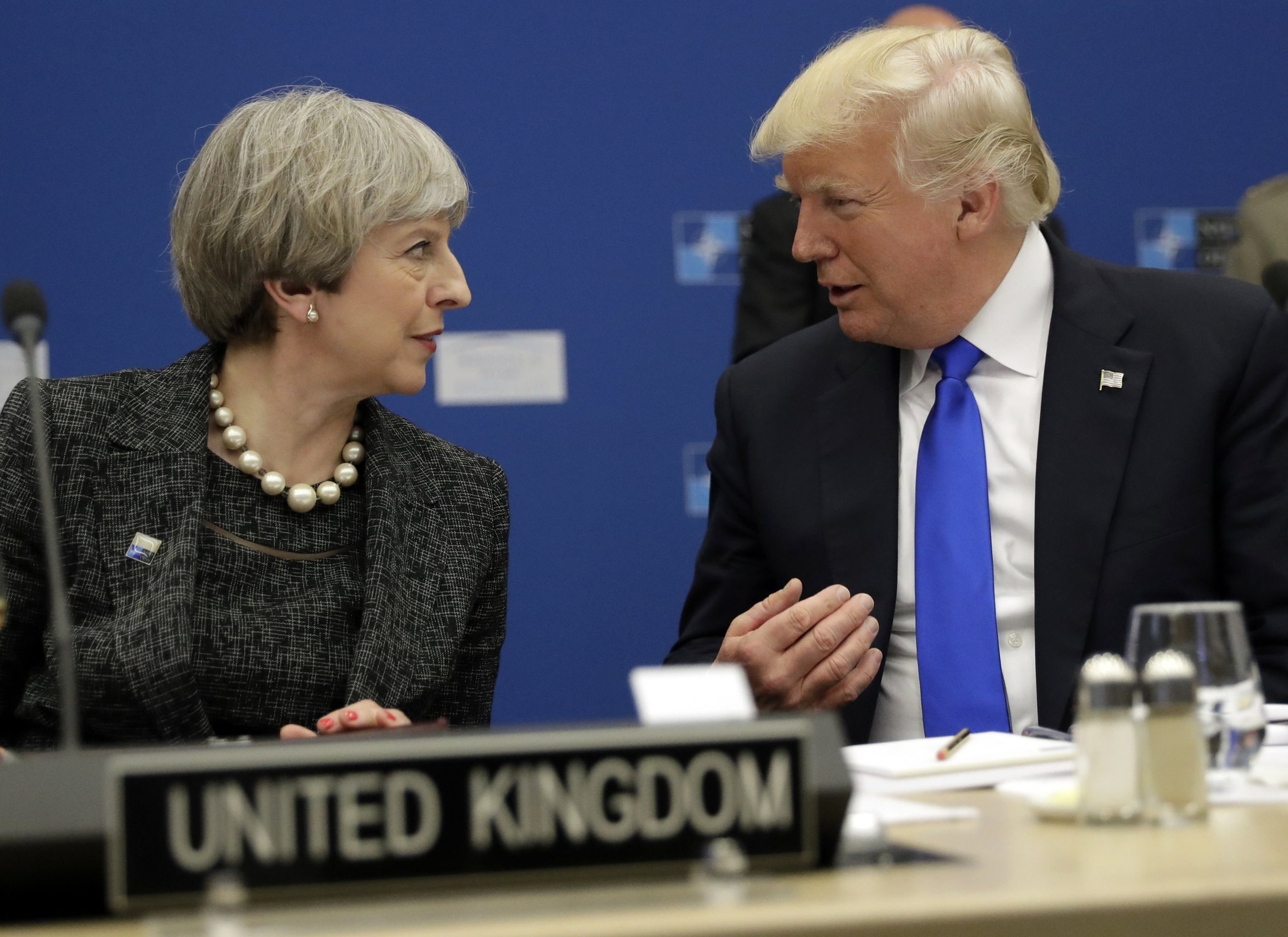 US President Donald J. Trump (R) and British Prime Minister Theresa May (L) during a working dinner meeting at the NATO summit in Brussels,25 May 2017. (EPA Photo)