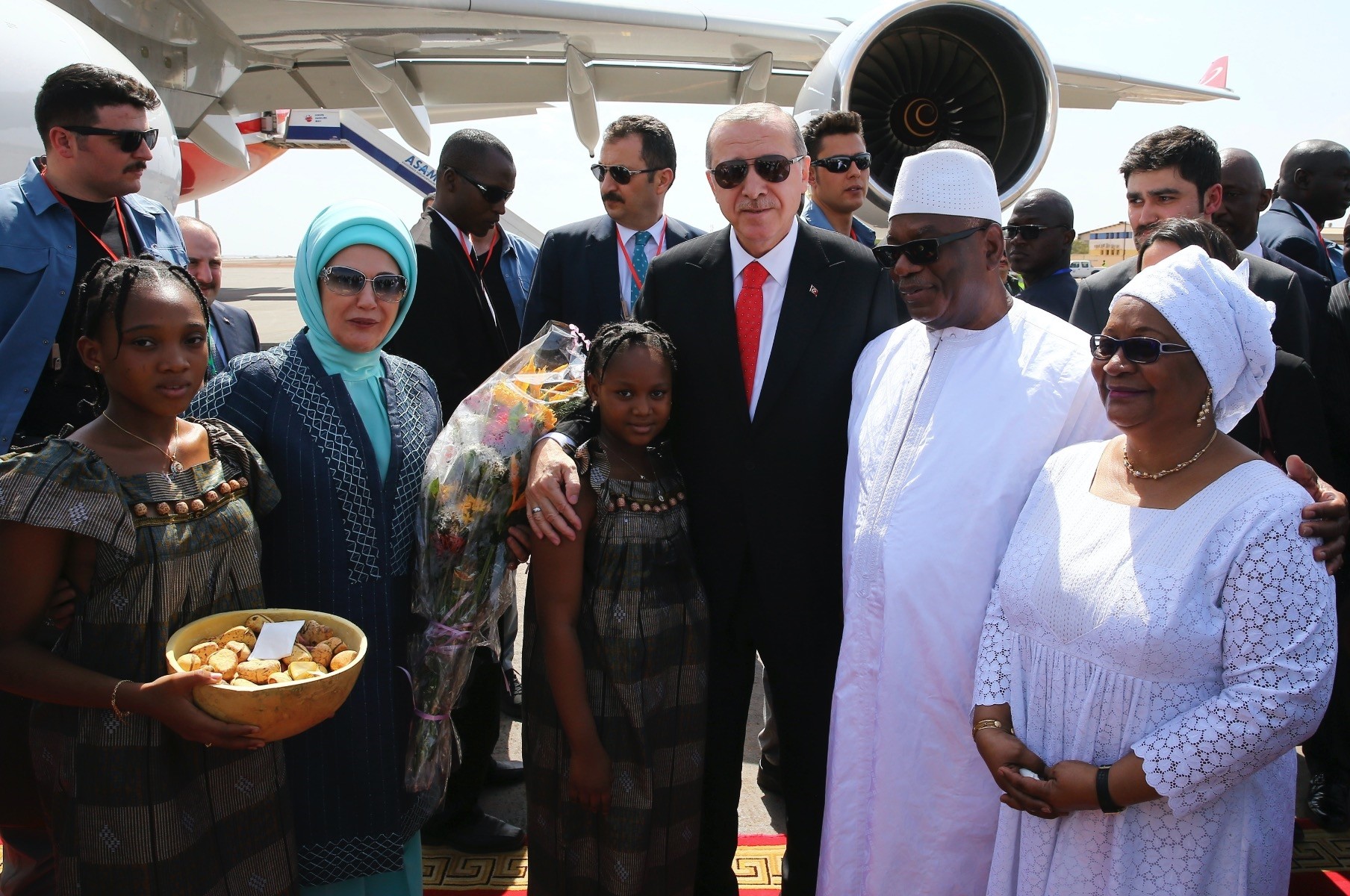 President Erdou011fan, accompanied by first lady Emine Erdou011fan (2nd L), pose with Mali's President Ibrahim Boubacar Keita (2nd R) and his wife Keu00efta Aminata Mau00efga at the airport in Bamako, Mali, March 2. 