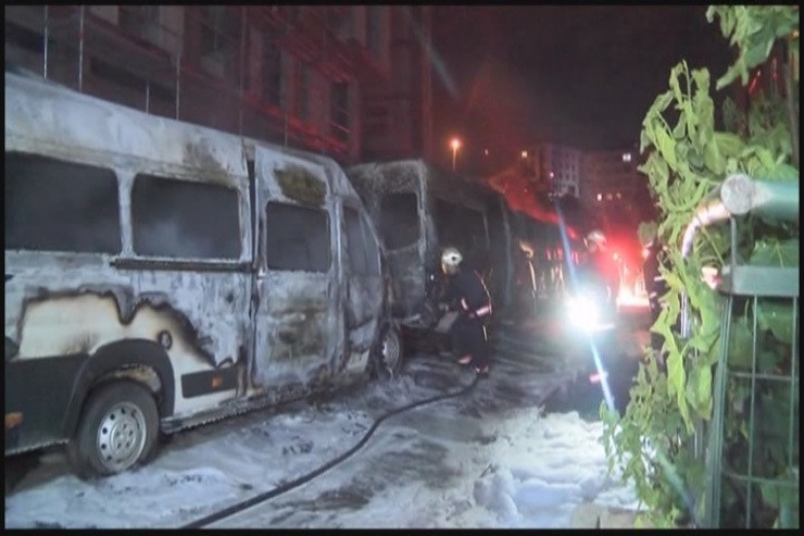 Istanbul: 5 Fahrzeuge in Brand gesetzt – Gebäude beschädigt