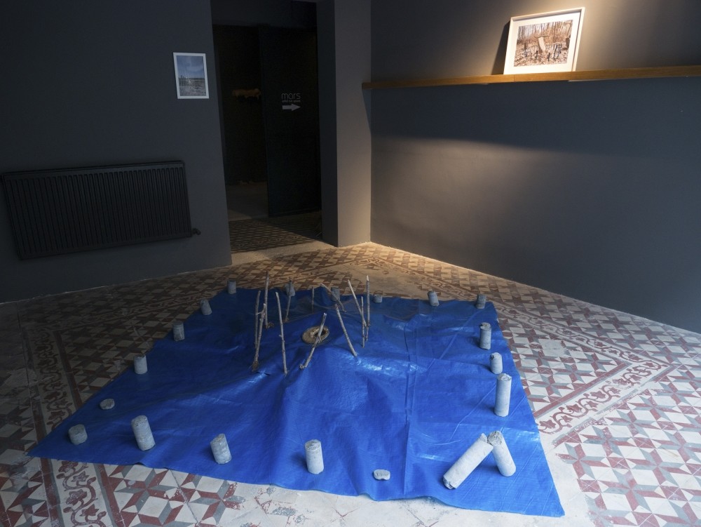 Neslihan Koyuncuu2019s art installation seems to be inspired by a central Anatolian ritual. The color blue dominates it and its intensity leaves a strong impression on the viewer. 