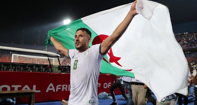 فرحة اللاعبين الجزائريين بعد الفوز الفرنسية
